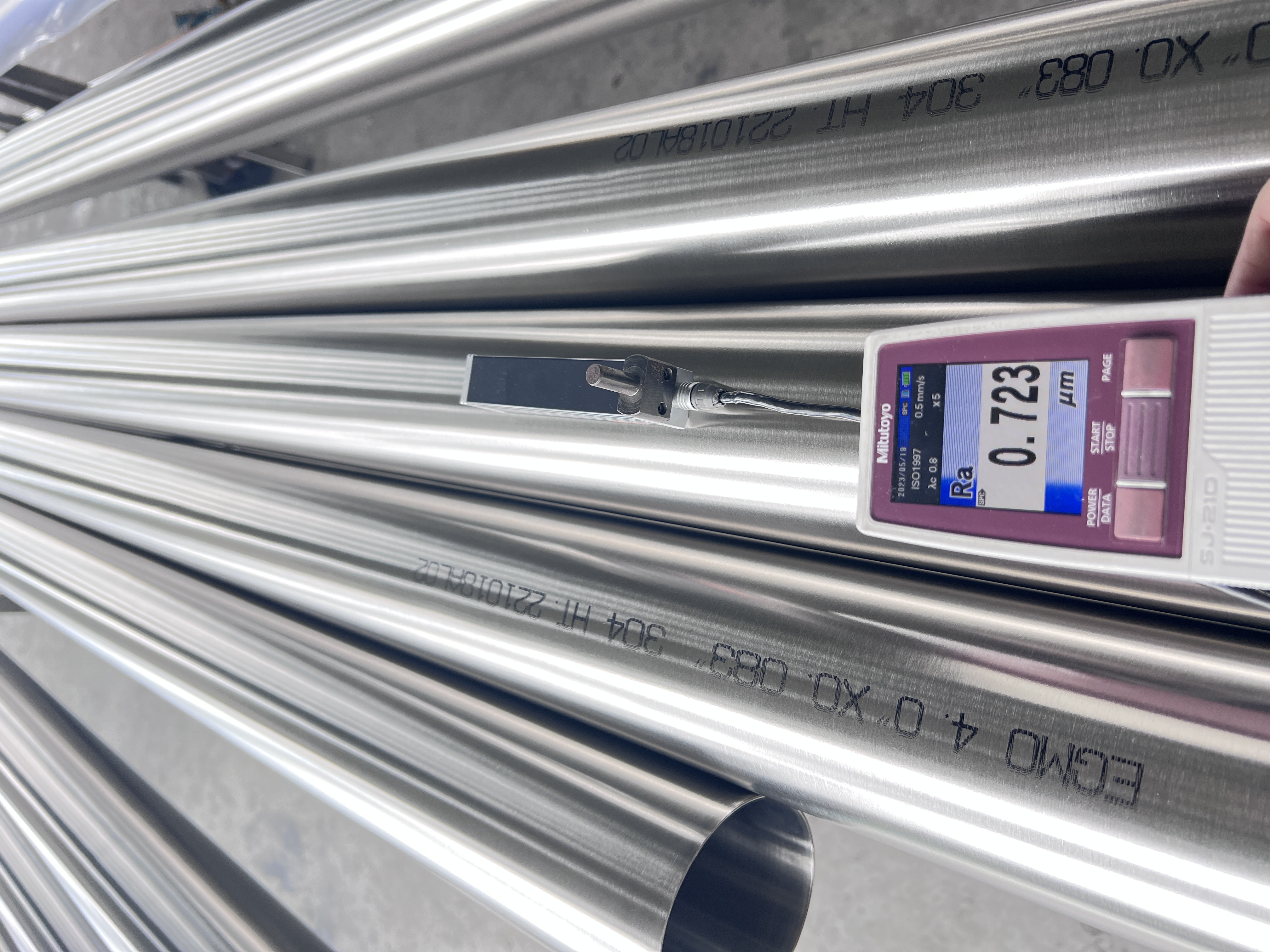 What is the difference between sanitary round tube 304 and 316L stainless steel