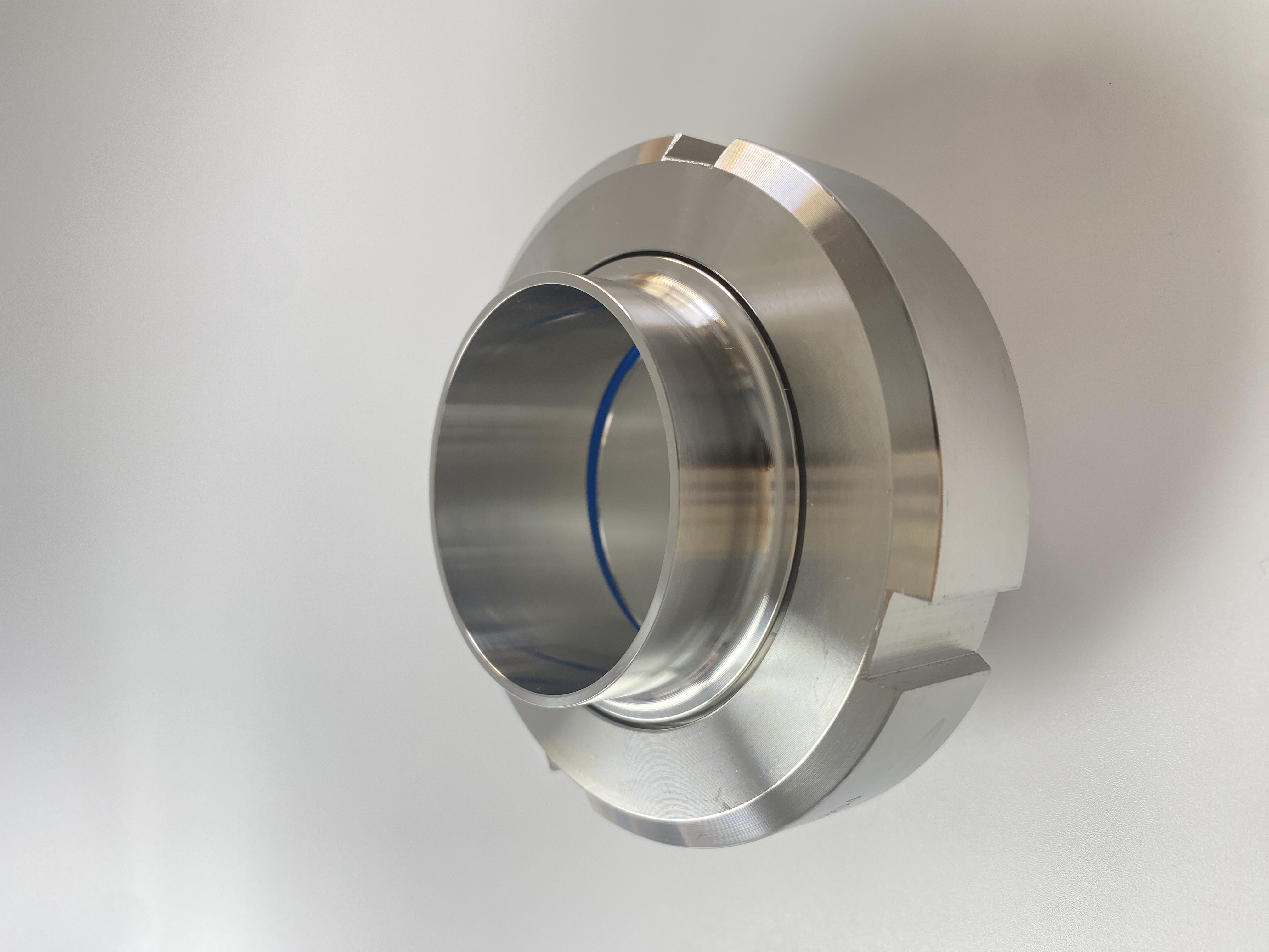 What is the difference between a union and a flange?
